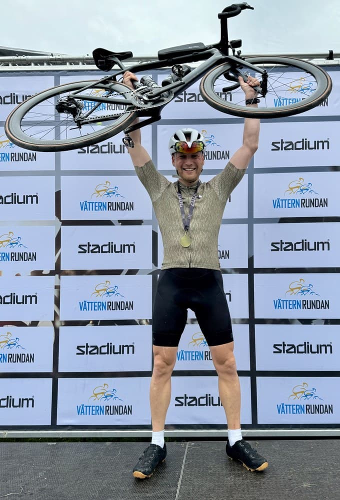 Sven holding his road bike overhead at the Vätternrundan finish